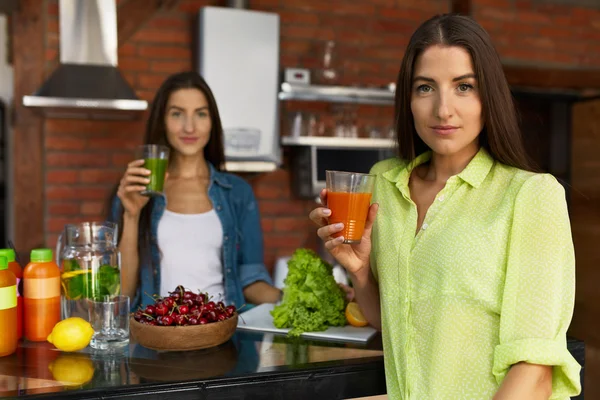 Υγιεινά φαγητά διατροφής και διατροφής. Γυναίκες που πίνουν φρέσκο χυμό — Φωτογραφία Αρχείου
