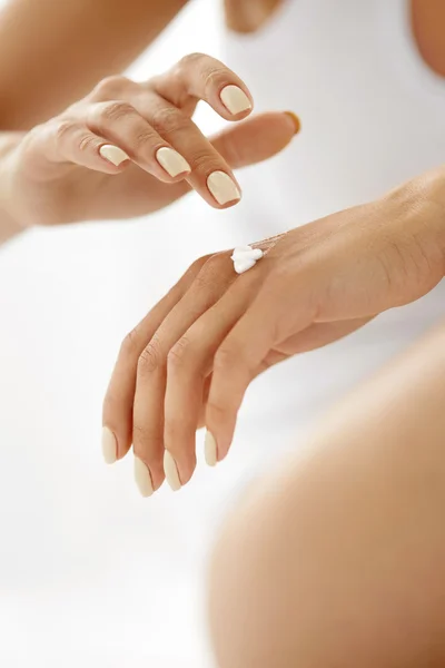 Handcrème. Close Up van vrouw handen toepassing Lotion op huid — Stockfoto