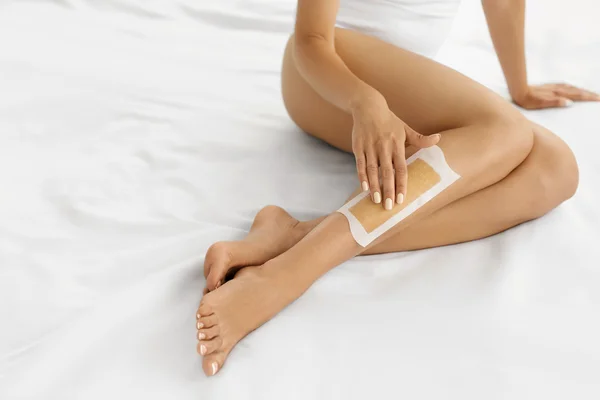 Pielęgnacja ciała. Długie nogi kobiety z wosku. Koncepcja depilacji — Zdjęcie stockowe