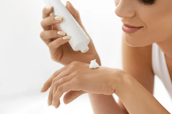 Cuidados com a pele da mão. Closeup de mulher bonita aplicando creme — Fotografia de Stock