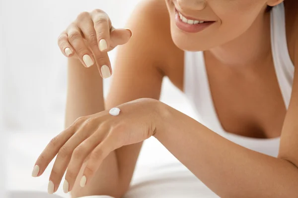 Handcreme für Frauen. Nahaufnahme von schönen Mädchen Anwendung Lotion — Stockfoto