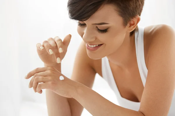 Cura della pelle. Bella donna felice con crema per le mani, lozione a portata di mano — Foto Stock