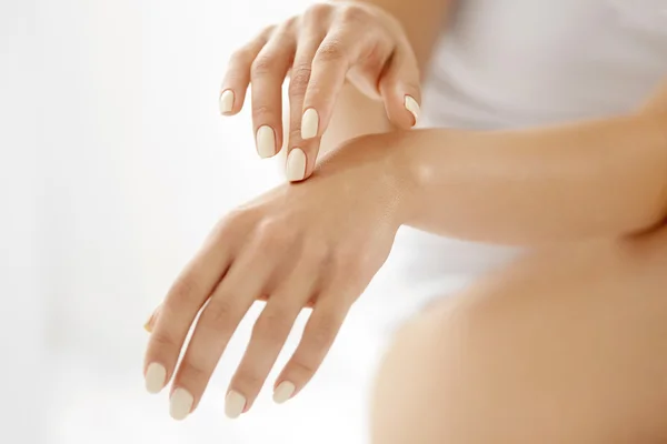 Hand Skin Care. Closeup Of Beautiful Woman Hands With Manicure — Stock Photo, Image