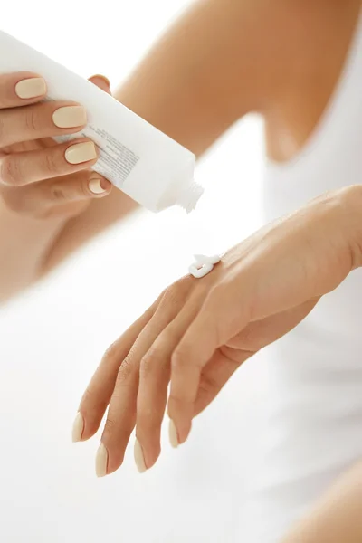 Cuidados com a pele da mão. Closeup de mãos femininas segurando tubo de creme — Fotografia de Stock