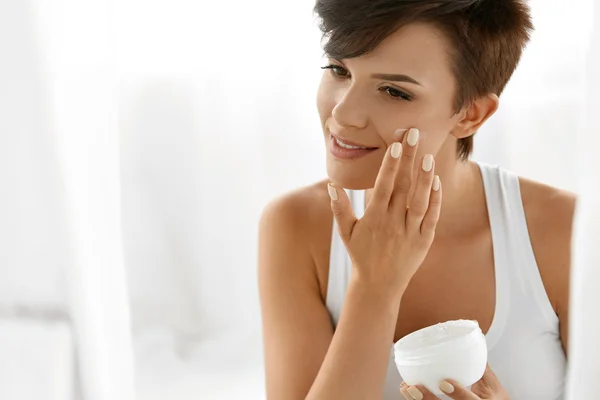 Beauty Skin Care. Perempuan Cantik Menerapkan Krim Wajah Kosmetik — Stok Foto