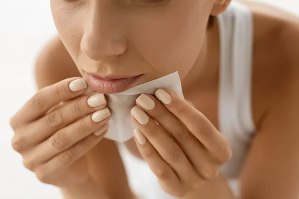 Cuidado de la piel. Cara de limpieza de mujer con papeles absorbentes de aceite . — Foto de Stock