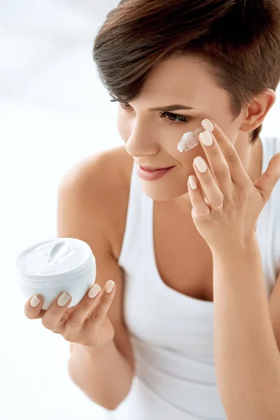 美容护肤系列。美丽的女人，应用化妆品面霜 — 图库照片