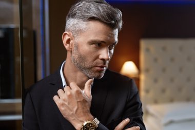 Moda lüks iç yakışıklı adam. Zengin İşadamı