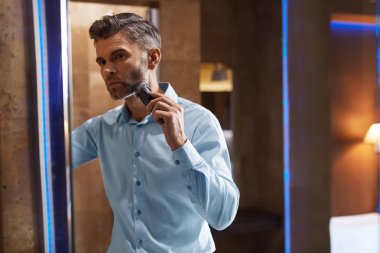 Banyoda Elektrikli JiletTıraş Suratlı Adam. Erkek Damat