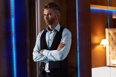 Lüks iç moda giysiler içinde yakışıklı adam. Işadamı