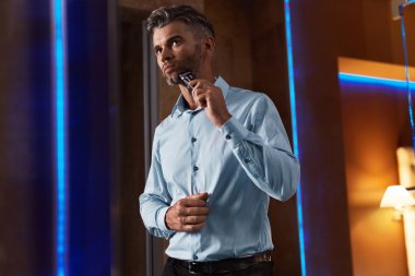 Banyoda Elektrikli JiletTıraş Suratlı Adam. Erkek Damat