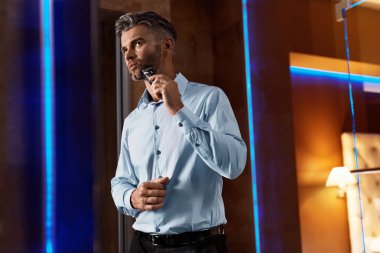 Banyoda Elektrikli JiletTıraş Suratlı Adam. Erkek Damat