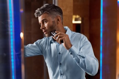 Banyoda Elektrikli JiletTıraş Suratlı Adam. Erkek Damat