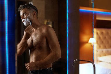 Yakışıklı Adam Banyoda Surat Tıraşı. Yüz Saç Tımar