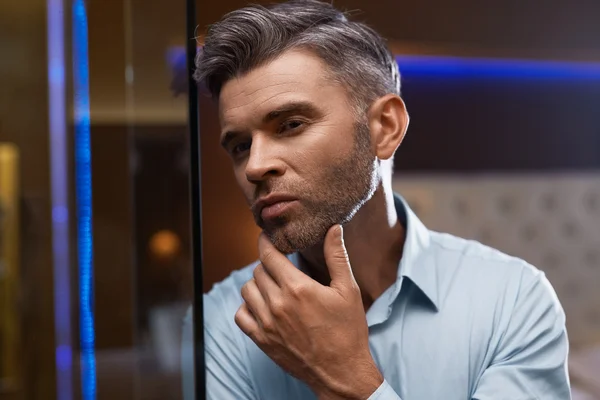 Muži grooming. Pohledný muž s bradkou dojemný obličej. Péče o pokožku — Stock fotografie