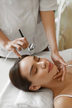 Yüz Cilt Bakımı. Kadın güzellik bakımı Peeling oksijen alma