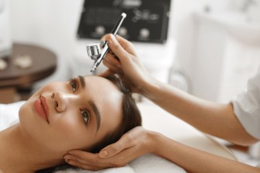 Yüz Cilt Bakımı. Kadın güzellik bakımı Peeling oksijen alma