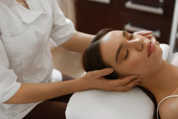 Spa Massagem. Mulher bonita recebendo tratamento de beleza facial — Fotografia de Stock