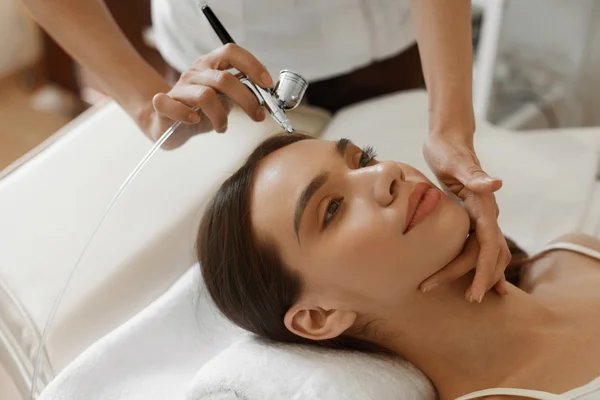 Facial Beauty Treatment. Woman Getting Oxygen Skin Peeling — Stock Photo, Image