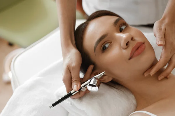 Tratamiento de belleza facial. Mujer consiguiendo oxigeno piel peeling — Foto de Stock