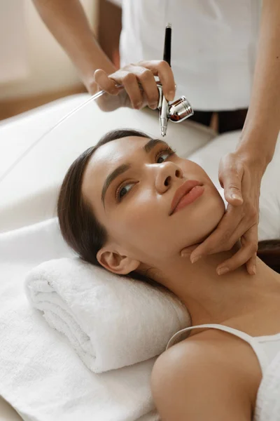 Tratamento de Beleza Facial. Mulher recebendo oxigênio pele descascamento — Fotografia de Stock