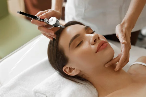 Trattamento di bellezza facciale. Donna ottenere peeling della pelle di ossigeno — Foto Stock