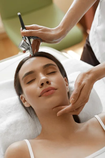 Tratamento de Beleza Facial. Mulher recebendo oxigênio pele descascamento — Fotografia de Stock