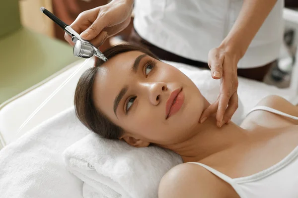 Gesichtspflege. Frau erhält Sauerstoffpeeling Schönheitsbehandlung — Stockfoto