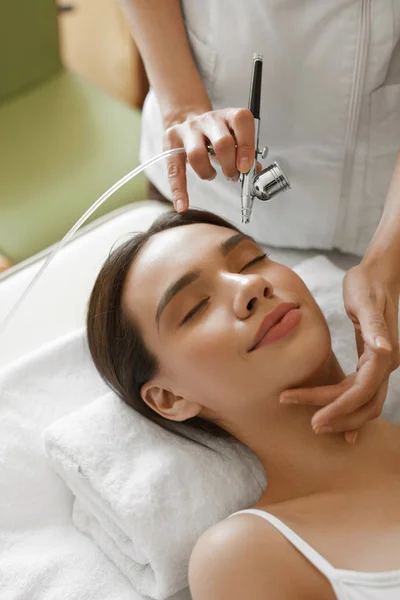 Cuidado facial de la piel. Mujer recibiendo tratamiento de belleza de pelado de oxígeno — Foto de Stock