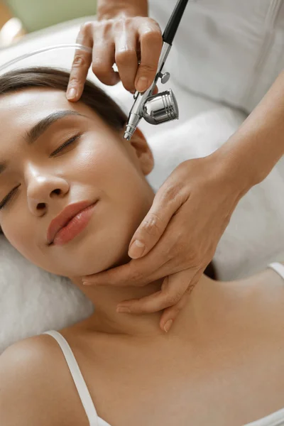 Cuidado facial de la piel. Mujer recibiendo tratamiento de belleza de pelado de oxígeno —  Fotos de Stock
