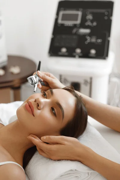 Cuidado facial de la piel. Mujer recibiendo tratamiento de belleza de pelado de oxígeno — Foto de Stock