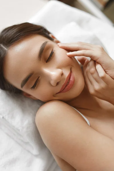 Beauty Woman. Portrait Of Beautiful Girl With Healthy Fresh Face — Stock Photo, Image