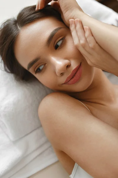 Mulher da Beleza. Retrato de menina bonita com rosto fresco saudável — Fotografia de Stock