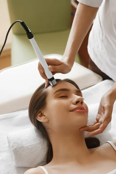 Cuidado com a pele. Mulher recebendo tratamento facial de descascamento de oxigênio Jet — Fotografia de Stock