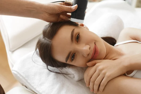 Zorg van de huid van het gezicht. Vrouw krijgt Facial schoonheidsbehandeling in Spa — Stockfoto