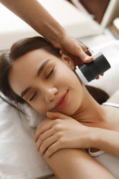 Cuidado de la piel facial. Mujer recibiendo tratamiento de belleza facial en el spa — Foto de Stock