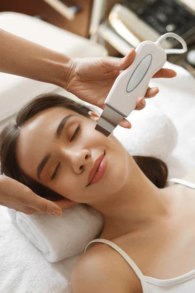 Cuidado de la piel de mujer. Ultrasonido Cavitación Tratamiento de belleza de la piel — Foto de Stock