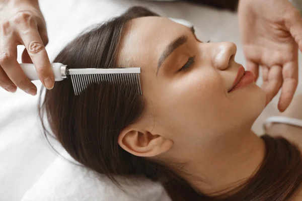 Cuidado com o cabelo. Mulher bonita recebendo escovação tratamento de beleza — Fotografia de Stock