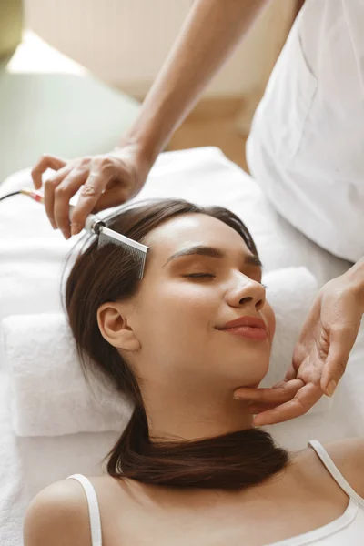 Haarpflege. schöne Frau erhält Schönheitsbehandlung beim Zähneputzen — Stockfoto