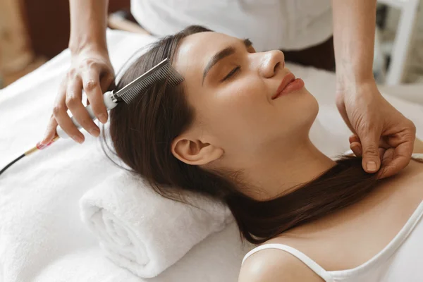 Haarpflege. schöne Frau erhält Schönheitsbehandlung beim Zähneputzen — Stockfoto