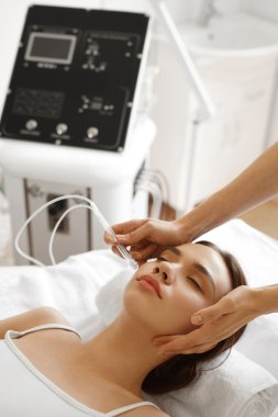 Yüz Güzellik Tedavisi. Oksijen Su Cilt Peeling Getting Woman