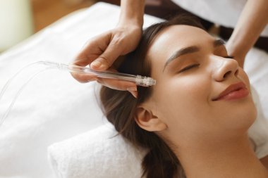 Yüz Güzellik Tedavisi. Oksijen Su Cilt Peeling Getting Woman