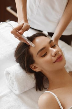 Yüz Güzellik Tedavisi. Oksijen Su Cilt Peeling Getting Woman