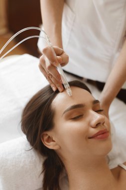 Yüz Güzellik Tedavisi. Oksijen Su Cilt Peeling Getting Woman