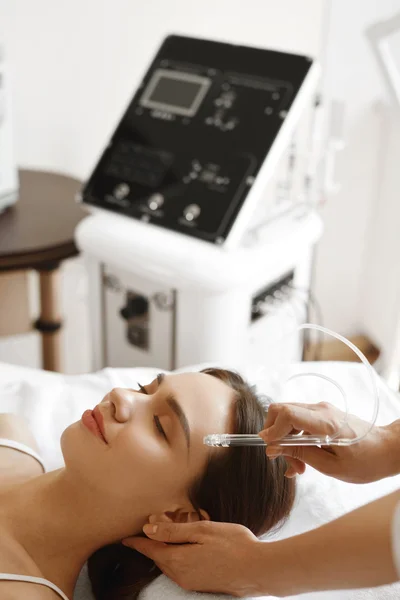 Facial Beauty Treatment. Woman Getting Oxygen Water Skin Peeling — Stock Photo, Image