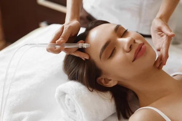 Soins de beauté du visage. Femme Obtenir Oxygène Peeling de la peau de l'eau — Photo