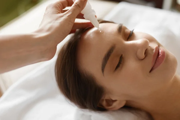 Zorg van de huid van het gezicht. Vrouw ontvangen van Serum behandeling In de Beauty Salon — Stockfoto