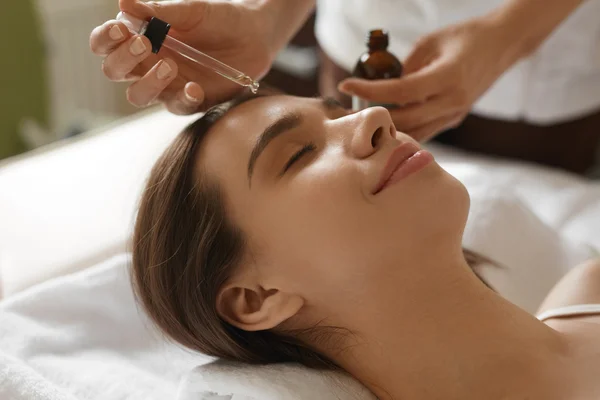 Cuidado de la piel facial. Mujer recibiendo tratamiento de suero en salón de belleza — Foto de Stock