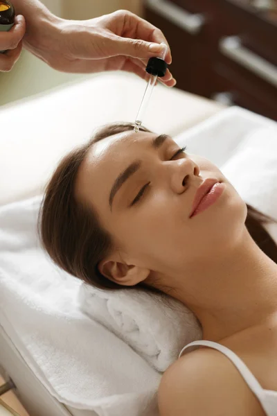 Cuidado de la piel facial. Mujer recibiendo tratamiento de suero en salón de belleza — Foto de Stock