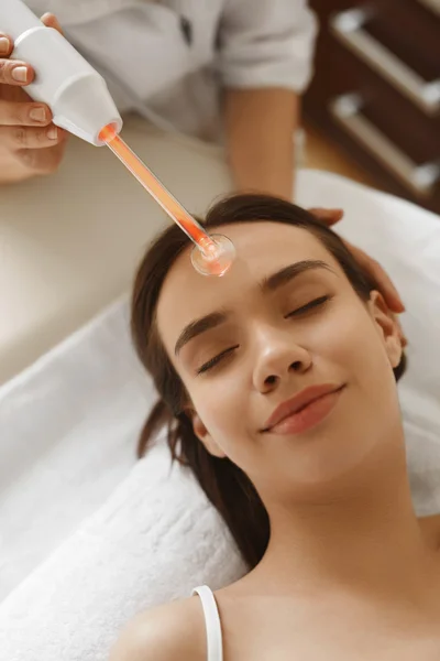 Tratamiento de belleza facial. Mujer usando Darsonval Skin Care Device — Foto de Stock